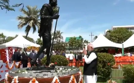 गुयाना : PM नरेंद्र मोदी ने महात्मा गांधी स्मारक में बापू को दी श्रद्धांजलि, सरस्वती विद्या निकेतन स्कूल का भी किया दौरा