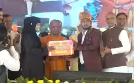 CM योगी ने साहिबा खातून और अमजद को दिया मैरिज गिफ्ट, तालियों से गूंज गया पूरा हॉल