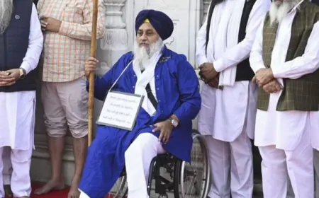 सुखबीर बादल ने सजा का किया पालन, हाथ में बरछा पकड़कर बैठे सुखबीर बादल, बिक्रम मजीठिया ने की वाशरूम की सफाई