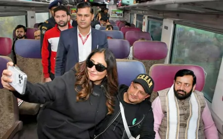 CM सैनी ने आम यात्री की तरह ट्रेन में सफर कर जाना यात्रियों का हाल, बोले- 'जल्द साकार होगा...'