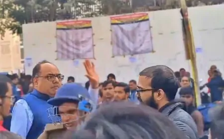 DM ने छात्र को जड़ा थप्पड़, BPSC परीक्षा खत्म होने के बाद स्टूडेंट्स कर रहे थे हंगामा