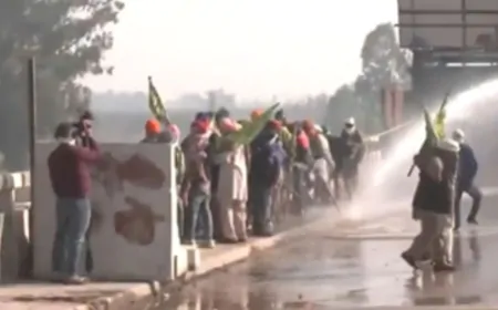 दिल्ली कूच पर अड़े किसान, पुलिस ने रोकने के लिए किया वाटर कैनन का इस्तेमाल