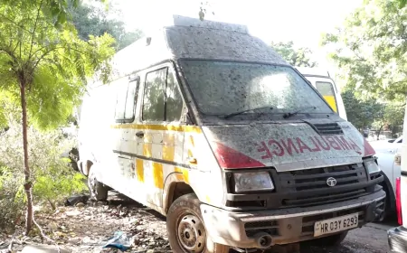 स्वास्थ्य महानिदेशक कार्यालय के प्रवेश द्वार पर गंदगी का आलम, ईंटों के सहारे टिकाई गई एंबुलेंस !