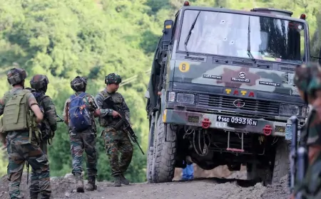 J&K के कुलगाम में सुरक्षाबलों और आतंकियों के बीच मुठभेड़,  पांच आतंकियों के घिरे होने की खबर !