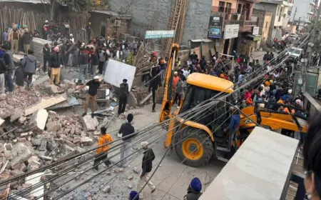 बहुमंजिला इमारत गिरने से 2 लोगों की मौत, मलबे में अभी भी कई लोगों के दबे होने की आशंका 