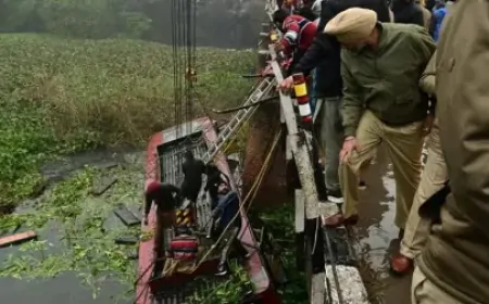 पंजाब के बठिंडा में भीषण सड़क हादसा,  नाले में बस गिरने से 8 लोगों की मौत, कई घायल