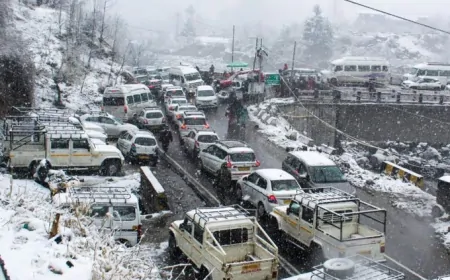 जम्मू-कश्मीर में 18 इंच तक बर्फ, हाईवे और एयरपोर्ट बंद, हजारों फंसे