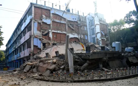 चंडीगढ़ के सेक्टर 17 में बहुमंजिला इमारत गिरी, राहत और बचाव कार्य जारी