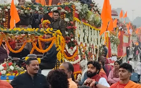 महाकुंभ में महामण्डलेश्वरों और शंकराचार्यों ने निकाली पेशवाई 