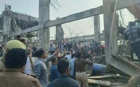 कन्नौज रेलवे स्टेशन पर गिरा निर्माणाधीन बिल्डिंग का लेंटर, मलबे में दबे कई मजदूर