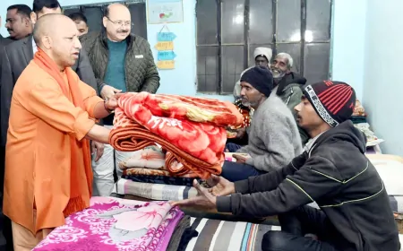 CM योगी ने रैन बसेरों का किया निरिक्षण, जरूरतमंदों को बांटे कंबल 