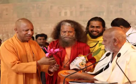 Mahakumbh: मोरारी बापू के कथा सत्र में शामिल हुए CM योगी, प्रदर्शनी का किया निरीक्षण