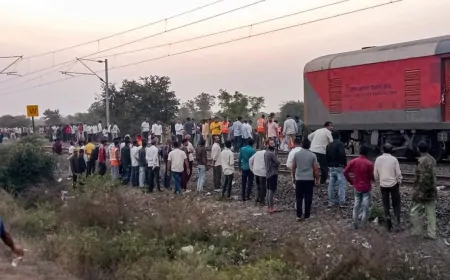 जलगांव रेल हादसा: आग की अफवाह से मची भगदड़, अब तक 13 लोगों की मौत