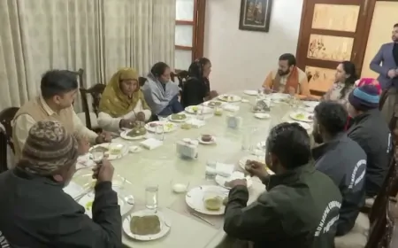 जन्मदिन की शुभकामनाएं देने आए सफाई कर्मियों के साथ CM सैनी ने किया नाश्ता