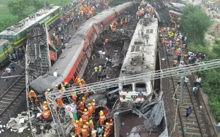Train Accident: हावड़ा में दो ट्रेनों की हुई टक्कर, तीन बोगियां पटरी से उतरीं