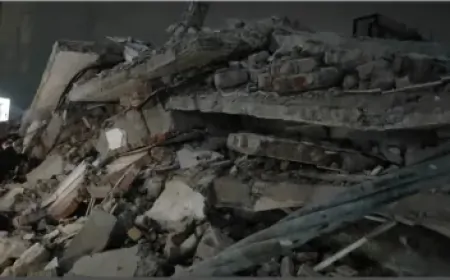 दिल्ली के बुराड़ी में गिरी 4 मंजिला इमारत, कई लोग मलबे में दबे