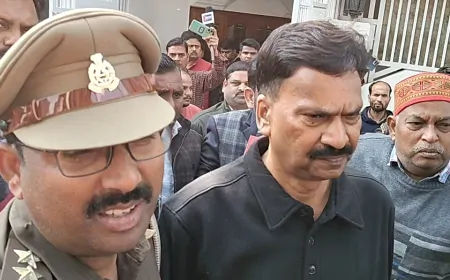 बीच प्रेस कॉन्फ्रेंस में कांग्रेस सांसद राकेश राठौर हुए गिरफ्तार, UP पुलिस का एक्शन