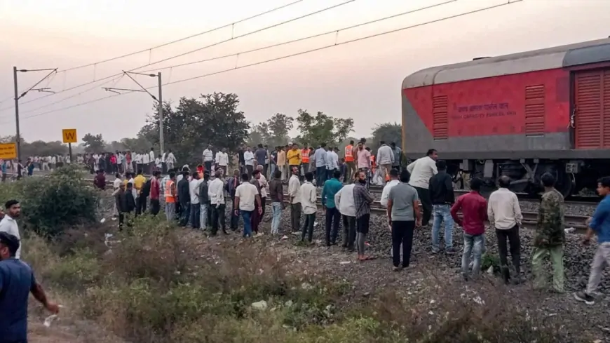 जलगांव रेल हादसा: आग की अफवाह से मची भगदड़, अब तक 13 लोगों की मौत