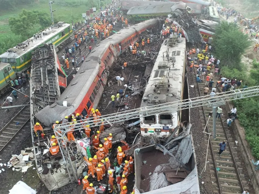 Train Accident: हावड़ा में दो ट्रेनों की हुई टक्कर, तीन बोगियां पटरी से उतरीं