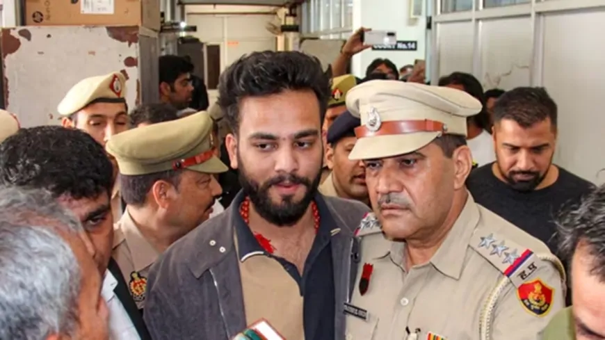 एल्विश यादव की फिर बढ़ी मुश्किलें, नई FIR दर्ज, गवाह को धमकाने का लगा आरोप