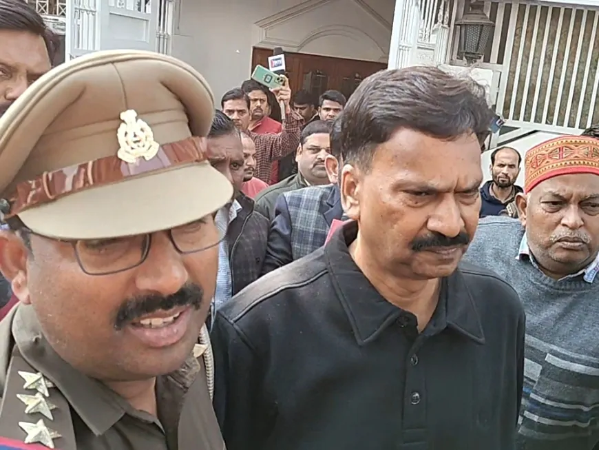 बीच प्रेस कॉन्फ्रेंस में कांग्रेस सांसद राकेश राठौर हुए गिरफ्तार, UP पुलिस का एक्शन
