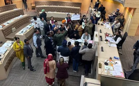 नगर निगम की बैठक के दौरान हंगामा,  AAP पार्षदों ने उठाया अलॉट मकानों के मालिकाना देने की मांग