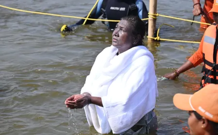 Mahakumbh 2025: राष्ट्रपति द्रौपदी मुर्मू ने संगम में लगाई आस्था की 3 डुबकी