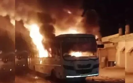सड़क हादसे के बाद सिंगरौली में बवाल, गुस्साई भीड़ ने बसों में लगाई आग, इलाके में तनाव