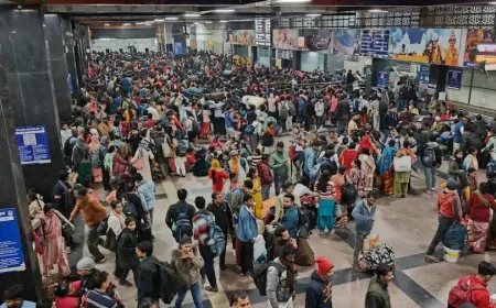 नई दिल्ली स्टेशन पर भगदड़ जैसी स्थिति, कुंभ जाने के लिए उमड़ी भीड़, कई लोग घायल