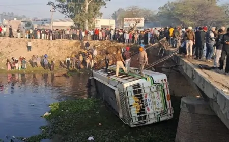 ट्रक से टकराने के बाद गहरे नाले में गिरी बस, 6 यात्रियों की मौत अन्य कई लोग घायल 