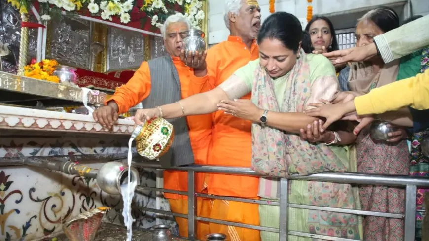 महाशिवरात्रि के अवसर पर दिल्ली की मुख्यमंत्री रेखा गुप्ता ने किया रुद्राभिषेक