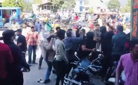 पार्किंग को लेकर हुआ विवाद, बाइक शोरूम की तोड़फोड़