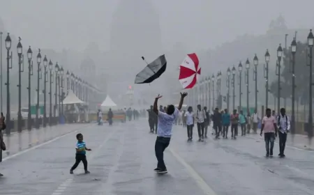 दिल्ली में आज का मौसम: बादलों की छांव और तेज हवाओं से मिली राहत