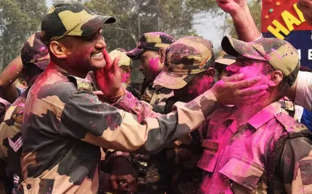 परिवार से दूर सीमा पर तैनात BSF के जवानों ने मनाई होली 