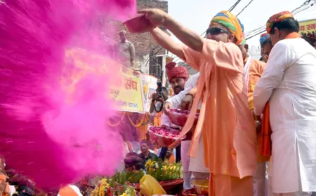 Holi 2025: रंगों में सराबोर हुआ पूरा देश...  CM योगी ने गोरखपुर में मनाया रंगों का उत्सव