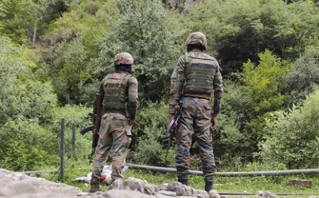 AK-47 लेकर पहुंचे जम्मू-कश्मीर के DGP, दूसरे दिन भी सुरक्षाबलों का सर्च ऑपरेशन जारी 