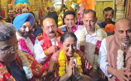 बजट पेश करने से पहले कैबिनेट मंत्रियों के साथ हनुमान मंदिर पहुंची CM रेखा गुप्ता 