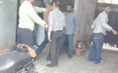 शिकायत दर्ज कराने आए छात्रों के बीच झड़प, पुलिस ने बल का प्रयोग कर मामले को कराया शांत 