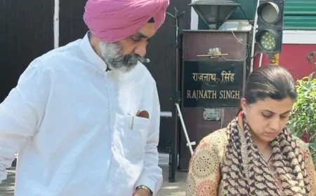 रक्षामंत्री राजनाथ सिंह से मिलीं कर्नल बाठ की पत्नी