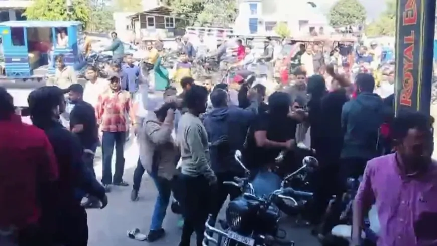 पार्किंग को लेकर हुआ विवाद, बाइक शोरूम की तोड़फोड़