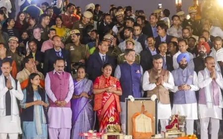 यमुना आरती में शामिल हुईं CM रेखा गुप्ता, बड़ी संख्या में लोग रहें मौजूद