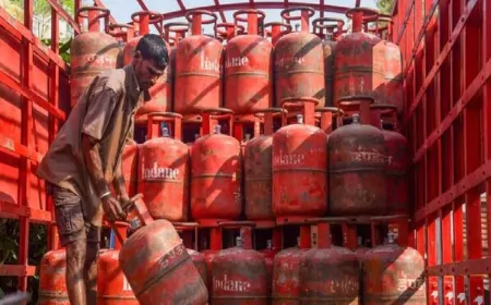 पेट्रोल, डीजल पर बढ़ी 2 रुपये एक्साइज ड्यूटी, 50 रुपए महंगा हुआ गैस सिलेंडर 