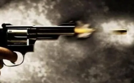 रेलवे स्टेशन के बाहर फायरिंग कर फरार हुए युवक, लोगों में दहशत का माहौल 