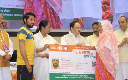 मुख्यमंत्री रेखा गुप्ता ने लाभार्थियों को सौंपे आयुष्मान कार्ड