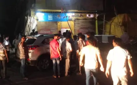 कार सवार कारोबारियों पर बम से हमला, कार से कूदकर कारोबारियों ने बचाई जान 