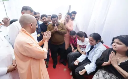 पहलगाम आतंकी हमले में मारे गए शुभम द्विवेदी के परिजनों से मिले CM योगी