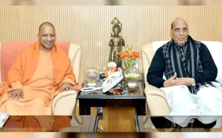 CM योगी ने रक्षा मंत्री राजनाथ सिंह से की मुलाकात, दोनों नेताओं के बीच कई विषयों पर हुई चर्चा