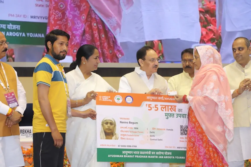 मुख्यमंत्री रेखा गुप्ता ने लाभार्थियों को सौंपे आयुष्मान कार्ड