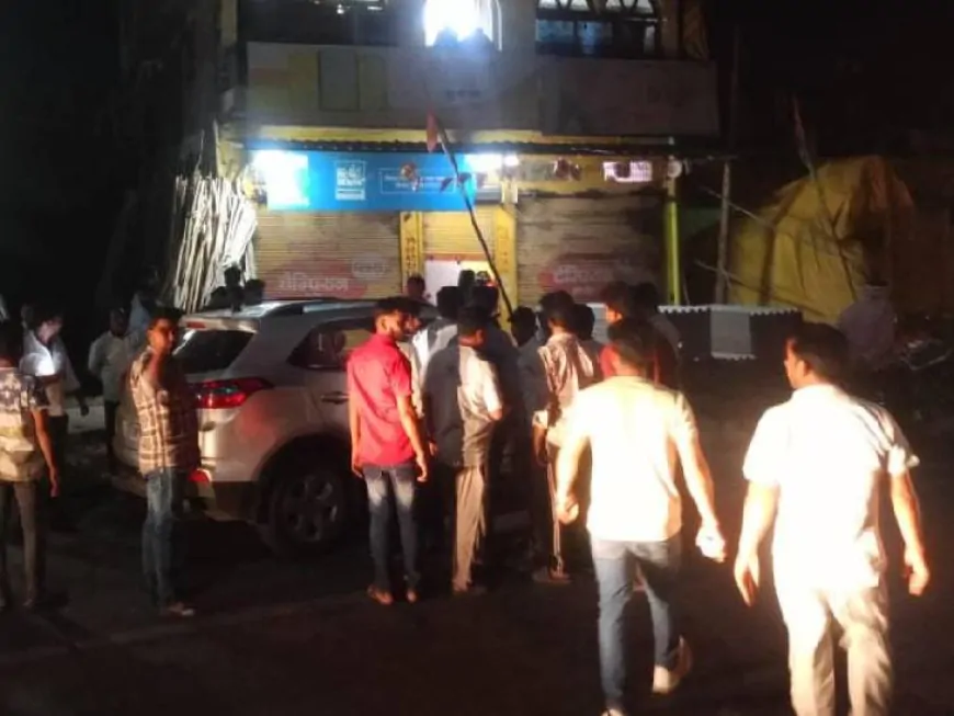 कार सवार कारोबारियों पर बम से हमला, कार से कूदकर कारोबारियों ने बचाई जान