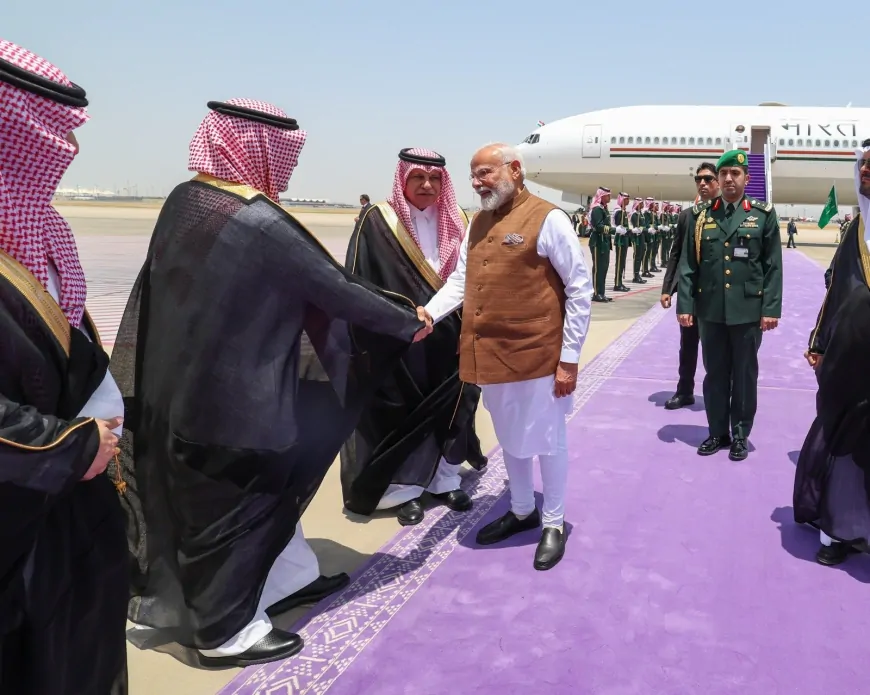 PM मोदी 2 दिन के दौरे पर पहुंचे सऊदी अरब, जेद्दाह में दी गई 21 तोपों की सलामी 